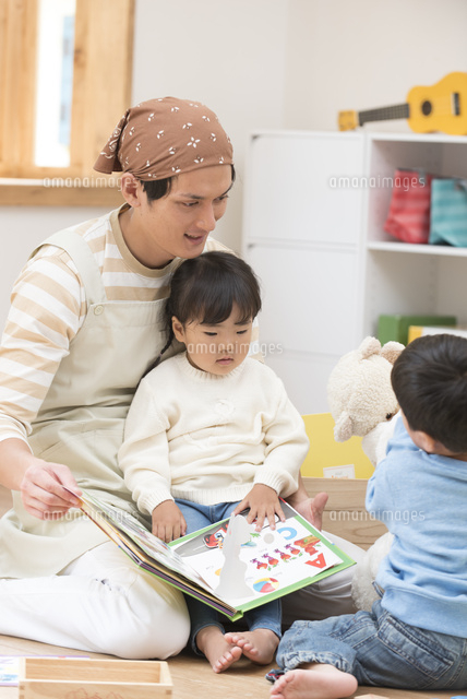 保育士男性と遊ぶ子供男女 の写真素材 イラスト素材 アマナイメージズ