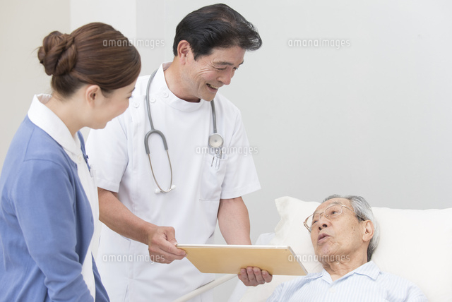 在宅医療する医者と看護師とシニア男性患者 の写真素材 イラスト素材 アマナイメージズ