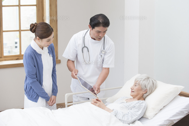 在宅医療する医者と看護師とシニア女性患者 の写真素材 イラスト素材 アマナイメージズ