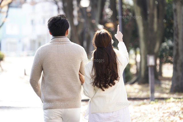 冬の公園で落葉の階段に座る代女性 の写真素材 イラスト素材 アマナイメージズ
