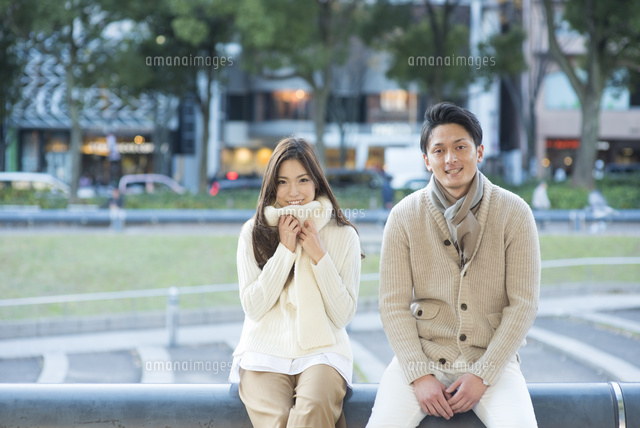 晩秋の公園でデートする代カップル の写真素材 イラスト素材 アマナイメージズ