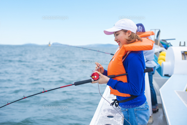 船で海釣りする代女性 の写真素材 イラスト素材 アマナイメージズ