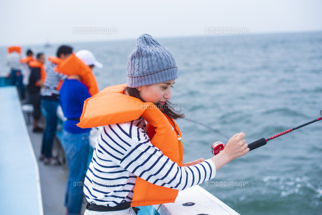 船で海釣りする代男女3人 の写真素材 イラスト素材 アマナイメージズ