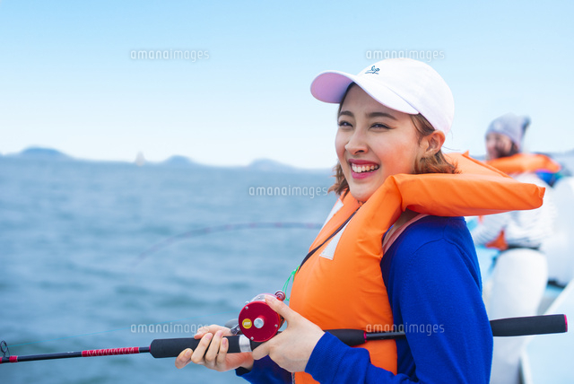 船で海釣りする代女性 の写真素材 イラスト素材 アマナイメージズ