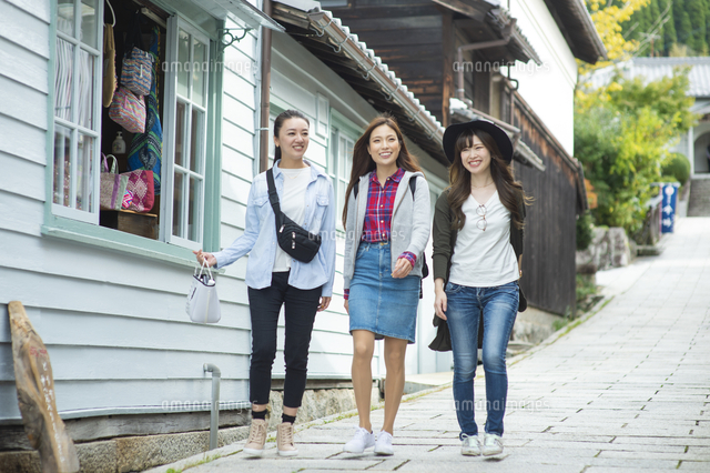 女子旅をする女性３人 の写真素材 イラスト素材 アマナイメージズ