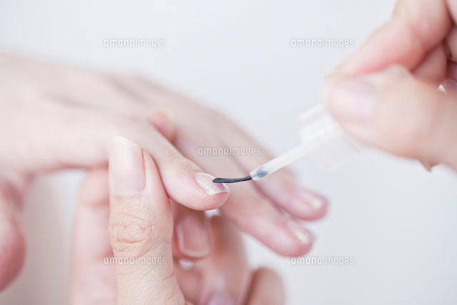 ネイルをする女性 の写真素材 イラスト素材 アマナイメージズ