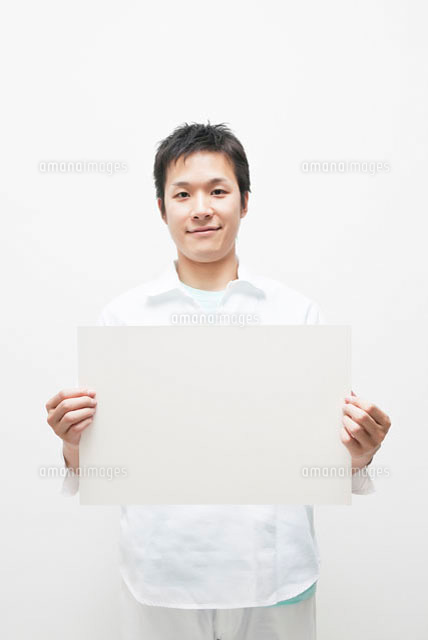 ホワイトボードを持つ男性 の写真素材 イラスト素材 アマナイメージズ