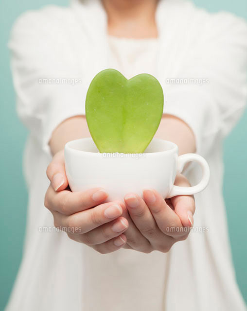 カップを差し出す女性 の写真素材 イラスト素材 アマナイメージズ