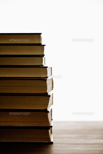 積み重なった本 の写真素材 イラスト素材 アマナイメージズ
