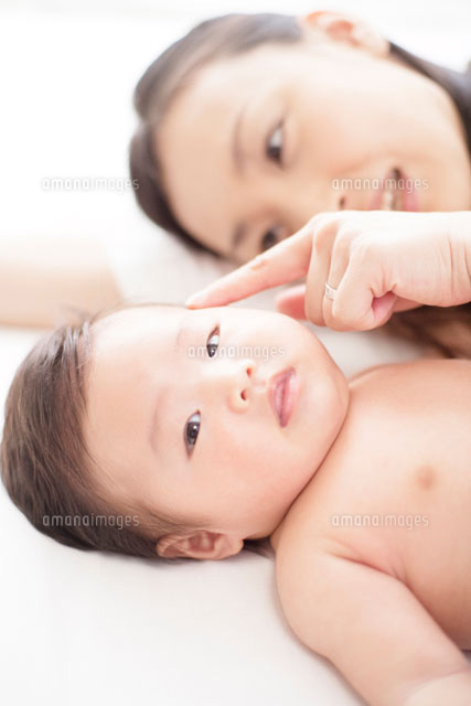 赤ちゃんのほっぺを触る母親 の写真素材 イラスト素材 アマナイメージズ
