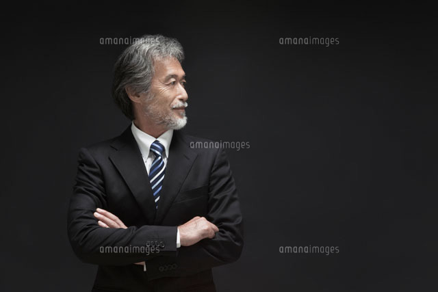 腕組みをして横を見る日本人シニアビジネスマン の写真素材 イラスト素材 アマナイメージズ