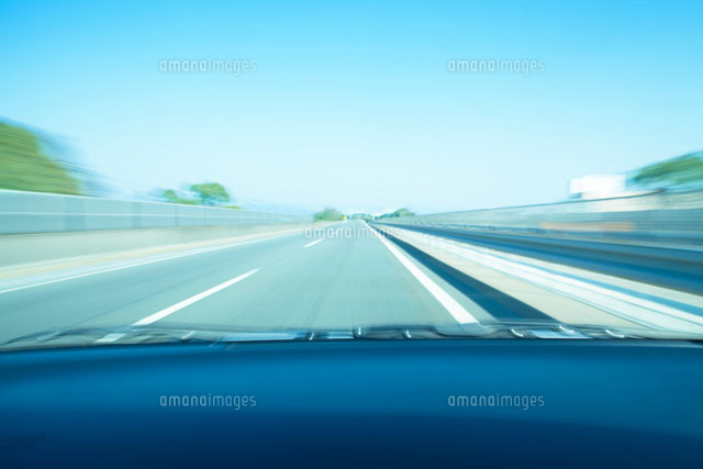 車窓から見た道路 の写真素材 イラスト素材 アマナイメージズ