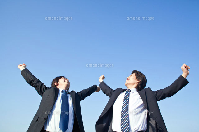 空に向かって手を伸ばす2人のビジネスマン の写真素材 イラスト素材 アマナイメージズ
