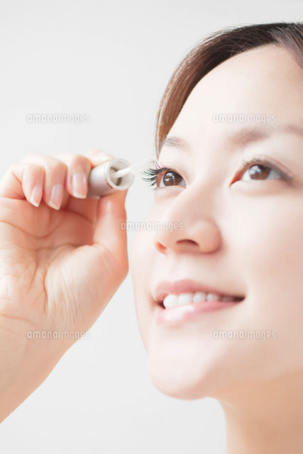 マスカラを塗る女性 の写真素材 イラスト素材 アマナイメージズ
