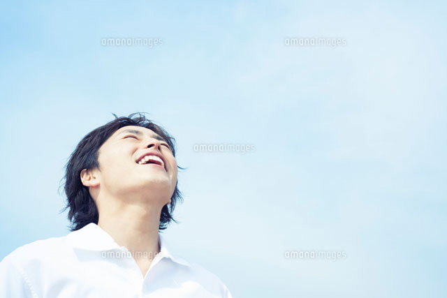 空を見上げる笑顔の日本人男性 の写真素材 イラスト素材 アマナイメージズ