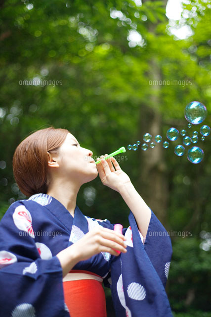 シャボン玉を吹く浴衣を着た日本人女性 の写真素材 イラスト素材 アマナイメージズ