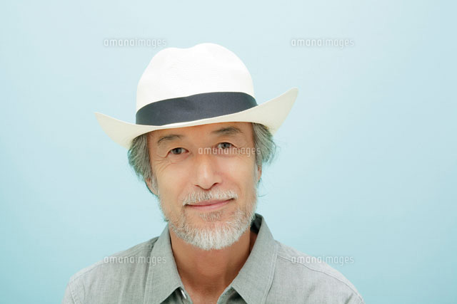 ハットをかぶった笑顔の日本人シニア男性 の写真素材 イラスト素材 アマナイメージズ