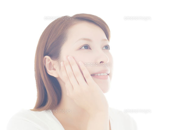 顔に手をあてる女性 の写真素材 イラスト素材 アマナイメージズ