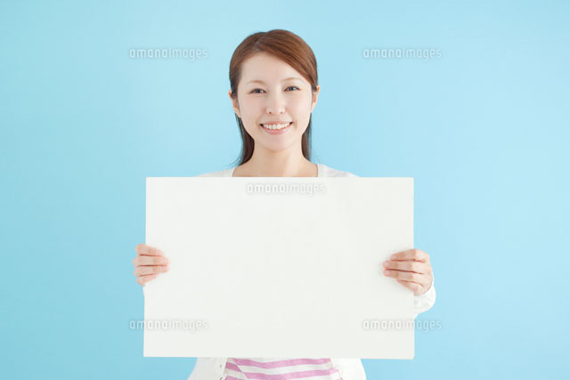 メッセージボードを持つ笑顔の日本人女性 の写真素材 イラスト素材 アマナイメージズ メッセージボードを持つ笑顔の日本人女性 の写真素材 イラスト素材 アマナイメージズ