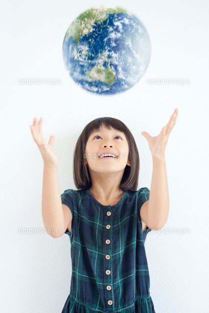地球を見上げる女の子[10250003344]の写真・イラスト素材｜アマナ 