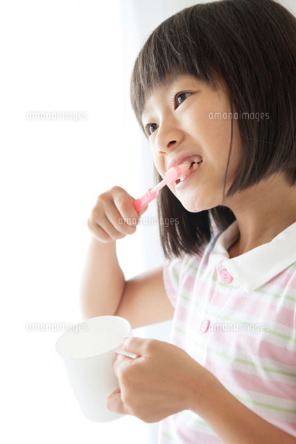 歯磨きをする女の子 の写真素材 イラスト素材 アマナイメージズ