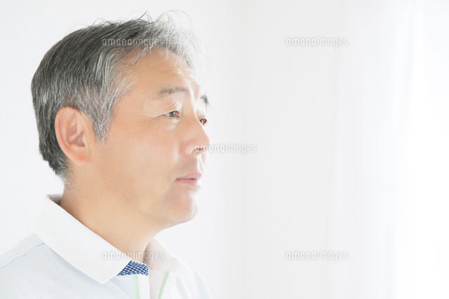 日本人シニア男性の横顔 の写真素材 イラスト素材 アマナイメージズ