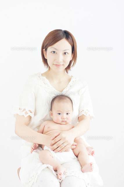 母親のひざの上に座る赤ちゃん の写真素材 イラスト素材 アマナイメージズ