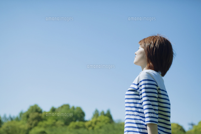 青空と目を閉じる女性の横顔 の写真素材 イラスト素材 アマナイメージズ
