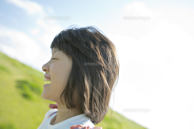 笑顔の女の子の横顔 の写真素材 イラスト素材 アマナイメージズ