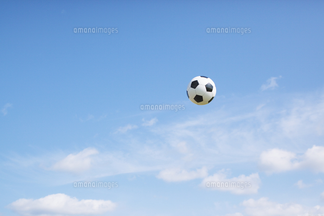 青空とサッカーボール の写真素材 イラスト素材 アマナイメージズ