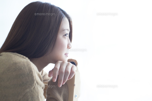 20代女性の横顔[10250006022]の写真・イラスト素材｜アマナイメージズ