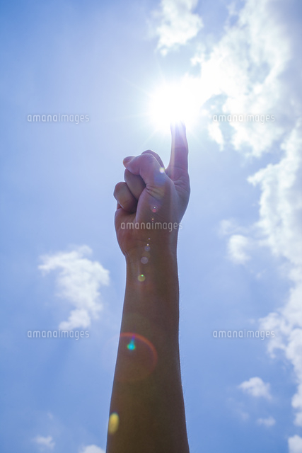 青空と太陽と伸ばした手 の写真素材 イラスト素材 アマナイメージズ