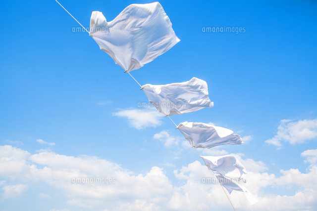 青空と洗濯物 の写真素材 イラスト素材 アマナイメージズ