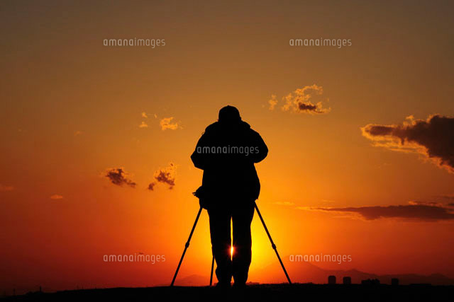 夕日を写すカメラマン[10252000534]の写真・イラスト素材｜アマナ