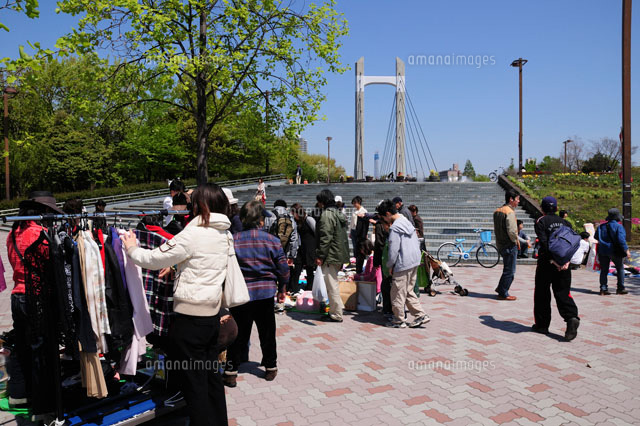 木場公園のフリーマーケット の写真素材 イラスト素材 アマナイメージズ