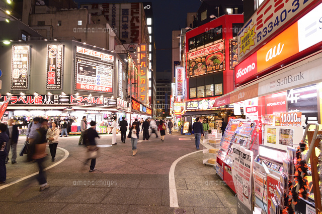 新宿西口の家電量販店 の写真素材 イラスト素材 アマナイメージズ