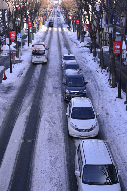 大雪で渋滞する道路 の写真素材 イラスト素材 アマナイメージズ
