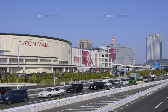 イオンモール幕張新都心と周辺のビル群 の写真素材 イラスト素材 アマナイメージズ