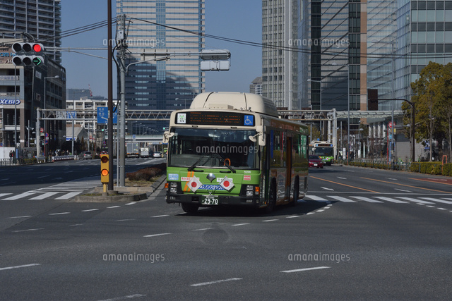豊洲駅前交差点の都営バス の写真素材 イラスト素材 アマナイメージズ