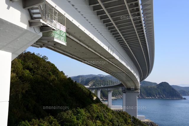 淡路 道の駅渦潮から鳴門大橋を見る の写真素材 イラスト素材 アマナイメージズ