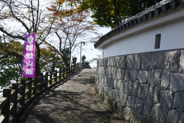 福知山城天守閣に行く石畳 の写真素材 イラスト素材 アマナイメージズ