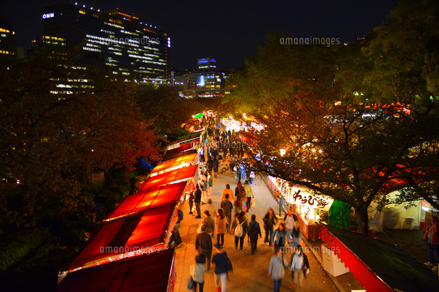 夜桜 造幣局桜の通り抜けの夜店 の写真素材 イラスト素材 アマナイメージズ