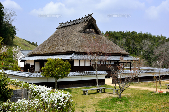 丹波並木道中央公園の古民家 の写真素材 イラスト素材 アマナイメージズ