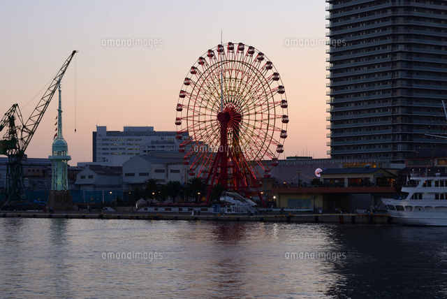 神戸 夕焼け空とモザイク観覧車 の写真素材 イラスト素材 アマナイメージズ