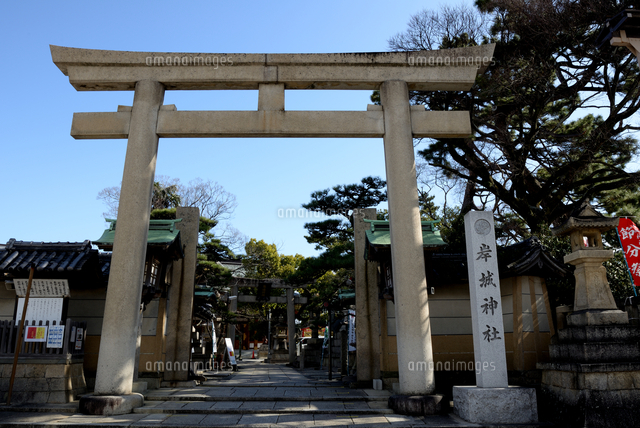 青空の岸城神社参道と鳥居 の写真素材 イラスト素材 アマナイメージズ