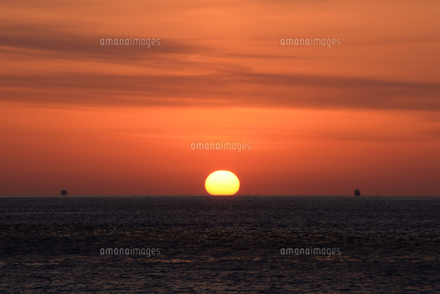 夕焼け空/播磨灘に太陽が沈む[10254024788]の写真・イラスト素材