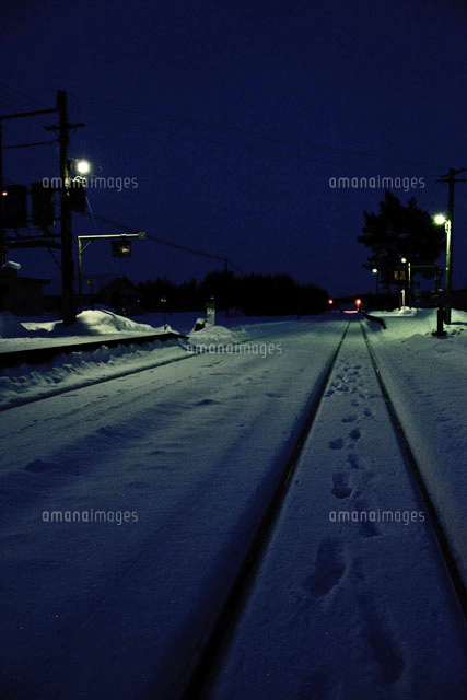 冬の夜の駅[10255000241]の写真・イラスト素材｜アマナイメージズ