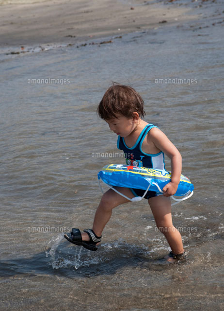 海で遊ぶ2歳男児 の写真素材 イラスト素材 アマナイメージズ