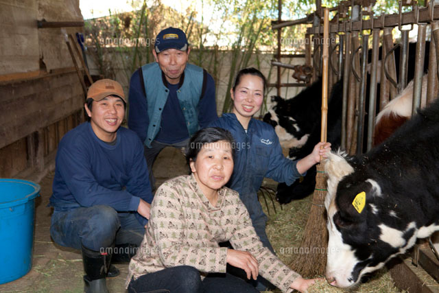酪農家の家族 の写真素材 イラスト素材 アマナイメージズ