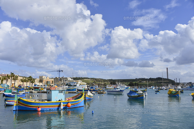 沢山の船が並ぶ湾 の写真素材 イラスト素材 アマナイメージズ